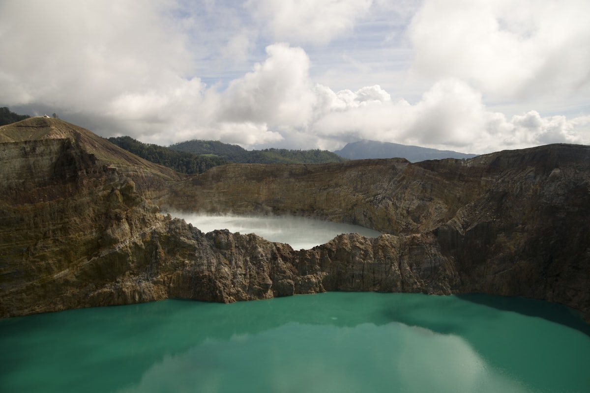 Lago volcánico turquesa de Kelimutu con borde del cráter, centro de Flores, Indonesia