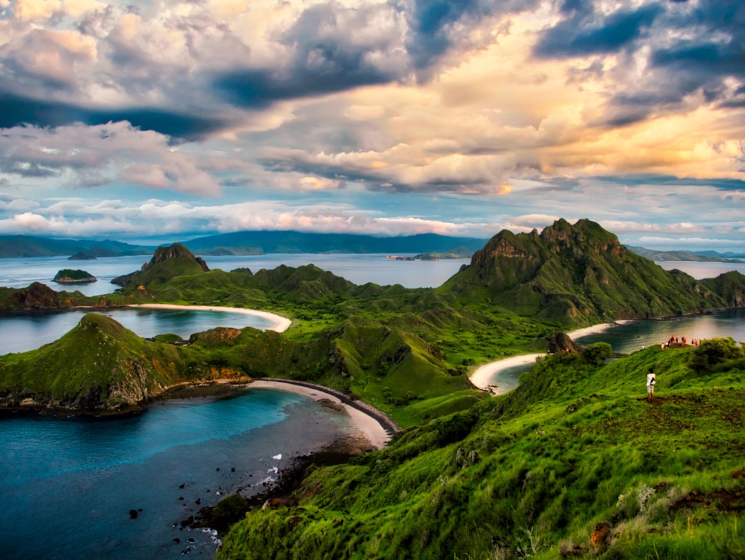 Speedboat naviguant dans le Parc National de Komodo près de l'île de Padar