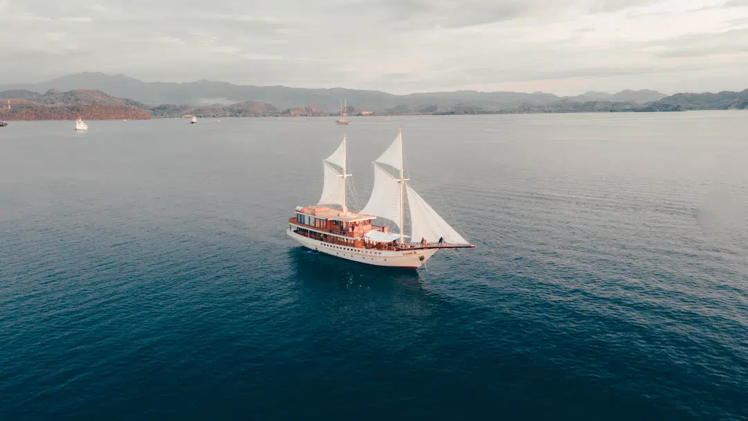 Croisière Phinisi moderne ancrée près de l'île de Komodo
